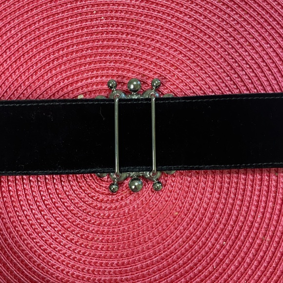 Rare find Chanel Black
Velvet Wide Pastae Belt Large 95/38 - Picture 7 of 13